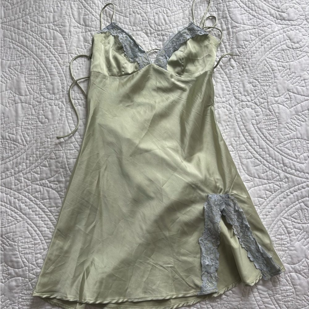 Green mini dress with lace and slit